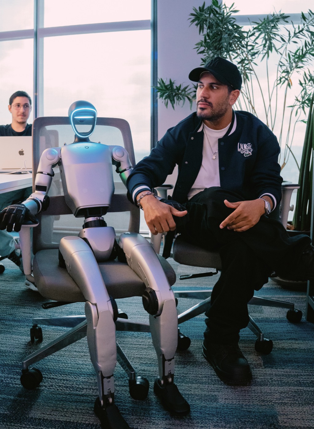 Izaias Pertrelly, fundador da Robozin, trabalhando ao lado do robô humanoide Unitree G1